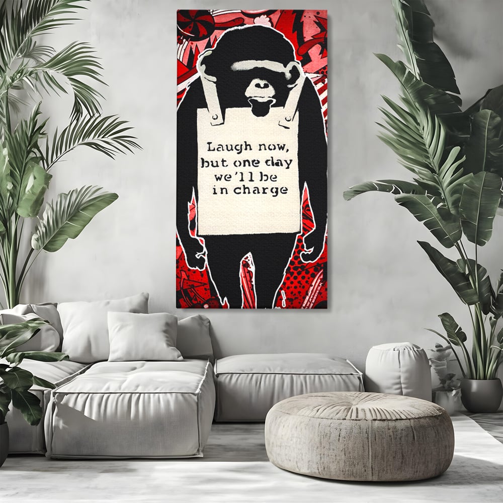Tablou canvas cu tablou canvas cu cimpanzeu stilizat, fara rama, pe sasiu de lemn, pe perete intr-un living